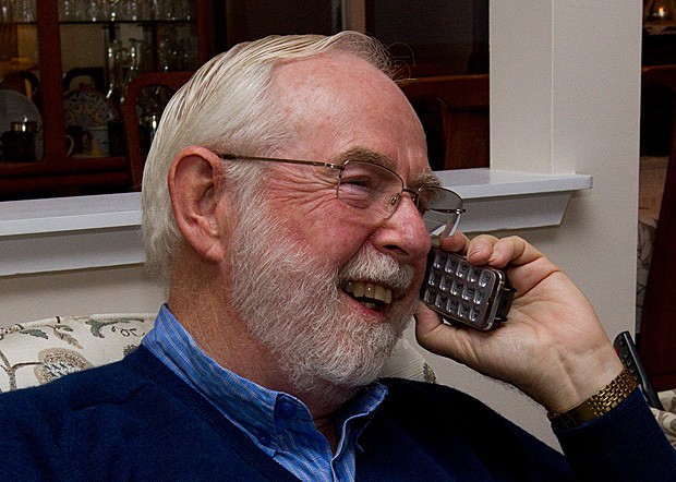 Arthur B. McDonald, um dos vencedores do Prêmio Nobel de Física de 2015, recebe telefonema de parabenização (Foto: Lars Hagberg/Reuters)