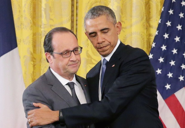 O presidente americano Barack Obama cumprimenta o presidente da França, François Hollande, em um ato de solidariedade 11 dias após os atentados terroristas em Paris (Foto: Chip Somodevilla/Getty Images)