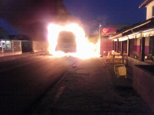 Zenaide Pavan, moradora, registrou o momento em que o ônibus estava em chamas (Foto: Zenaide Pavan)