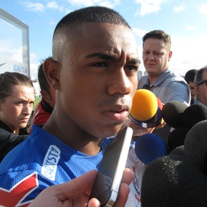 Malcom dá primeira coletiva e brinca: