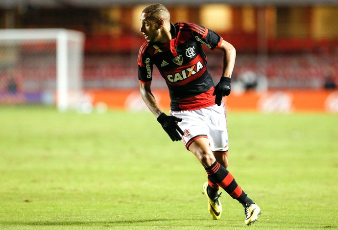Paulinho Flamengo e Figueirense (Foto: Getty Images)