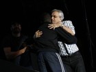Virada Cultural: Homem invade palco e ganha abraço de Caetano Veloso