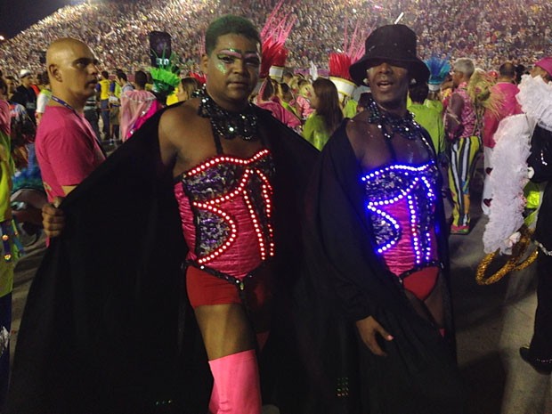 G1 Desfile que fala de diversidade tem beijo gay na dispersão notícias em Carnaval 2014 no