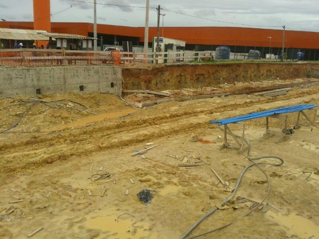 Muro de obra da Copa caiu após chuva intensa no final de semana (Foto: Ianara Garcia/ TVCA)