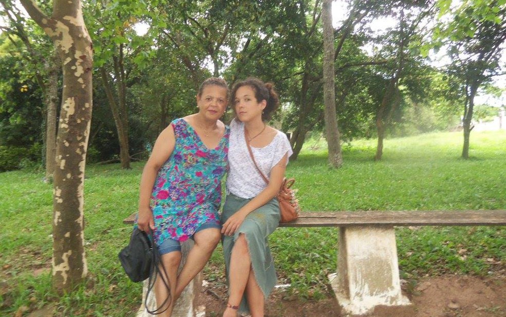 Depois de oito anos morando de aluguel, a professora de filosofia Marília Muller voltou a morar com a mãe, Sônia de Fátima (Foto: Arquivo Pessoal)