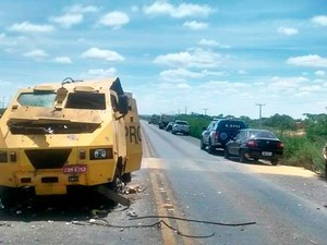 Carro-forte explodido em Itaguaçu da Bahia (Foto: Luciano Castro/Central Notícia)