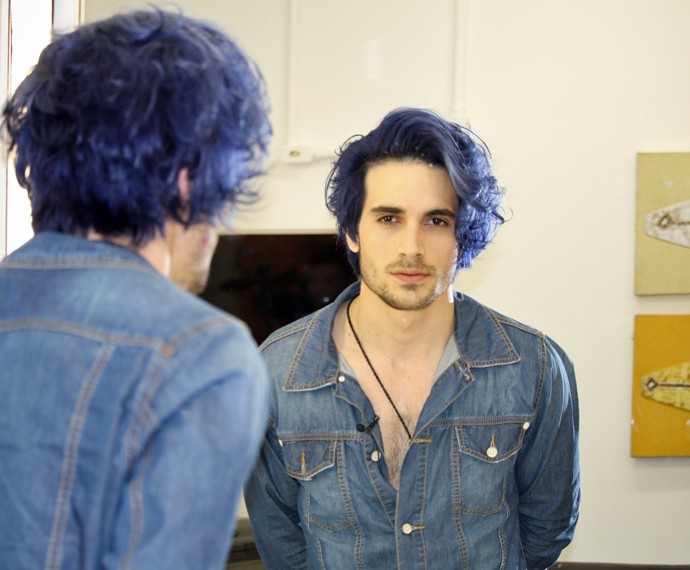 Fiuk mostra, nos bastidores do 'Super Chef', seu novo visual: cabelo azul (Foto: Carolina Morgado/Gshow)