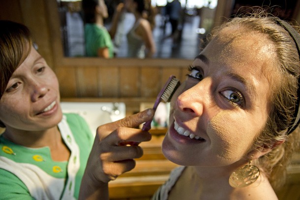A paulistana Fernanda Junqueira, atraída pelos benefícios do cosmético birmanês, aceita experimentar a receita local em seu rosto.  (Foto: Mikael Castro)