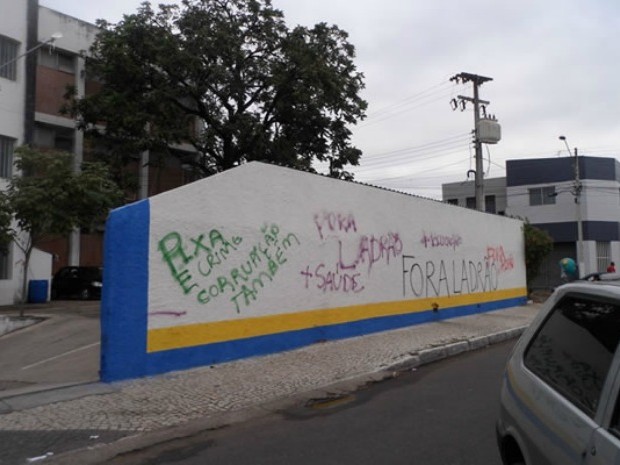 Muro da prefeitura de Juazeiro do Norte é pichada (Foto: Chinês/Agência Miséria)