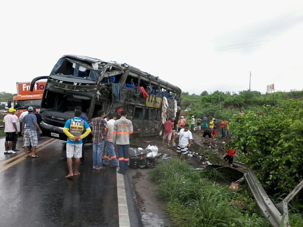 27 estavam no ônibus no momento do acidente (Foto: CBM/Divulgação)