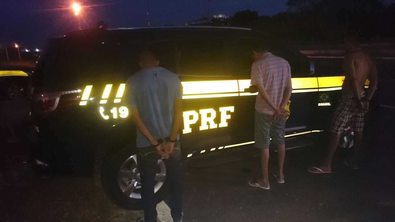 Três homens foram detidos com 249 cartões de vale transporte (Foto: Divulgação/PRF)