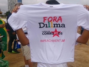 Camiseta vendida por R$ 10 em frente à Biblioteca Nacional, em Brasília, antes do início da manifestação  (Foto: Mateus Rodrigues/G1)