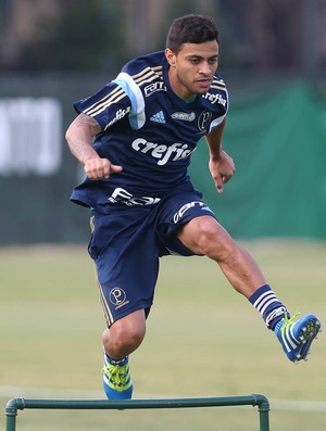 Reforço caseiro? Cleiton Xavier volta bem e pode suprir ausência no meio