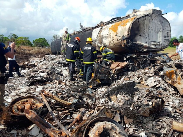 G1 Corpo é achado carbonizado após carreta e caminhão explodirem na