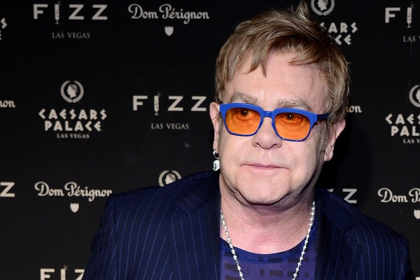 Elton John tinha uma bolsa de estudos na London Royal Academy of Music desde os 11 anos, mas se cansou da música clássica e largou os estudos para tocar em um pub local (Foto: Getty Images)