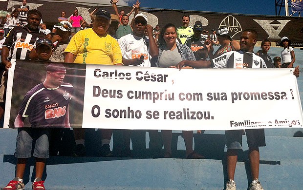 torcida com faixa para Carlos César do Atlético-MG (Foto: Fernando Martins / Globoesporte.com)