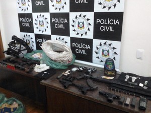 Polícia apreendeu armas utilizadas nos ataques em Sarandi e Constantina (Foto: Fábio Lehmen/RBS TV)