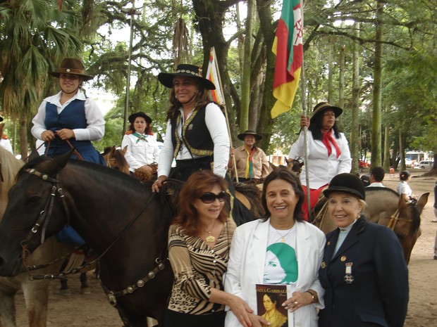 Elma Sant'Ana (centro) ao lado das mulheres do Instituto Anita Garibaldi (Foto: Arquivo Pessoal)