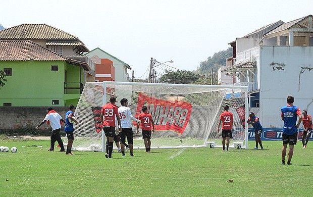 vento leva trave no treino do Flamengo (Foto: Richard Souza / Globoesporte.com)