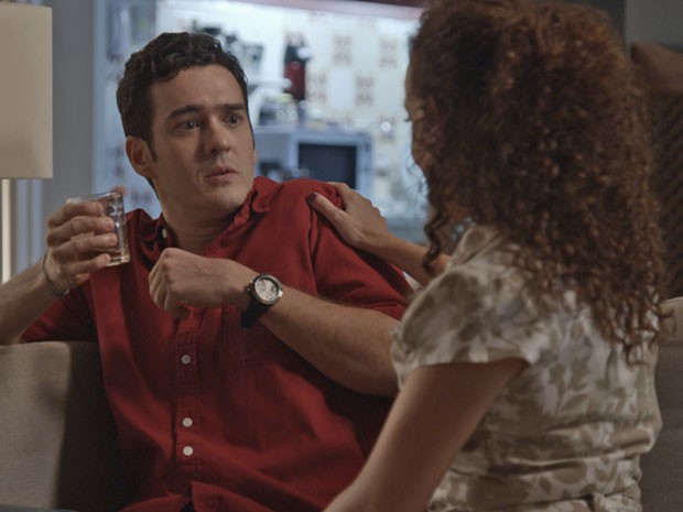 Norberto leva um susto ao voltar enxergar e ver a garota que está! (Foto: TV Globo)