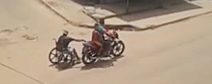 VÍDEO flagra homem em cadeira de rodas sendo puxado por moto (Reprodução/Rede Liberal)