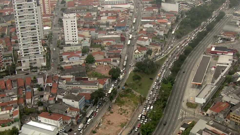 Por volta das 7h25, a CET registrava 3,2 km de lentidão na Avenida Salim Fará Maluf (Foto: Reprodução/TV Globo)
