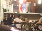 Bruno Gagliasso e Giovanna Ewbank trocam carinhos em restaurante no Rio
