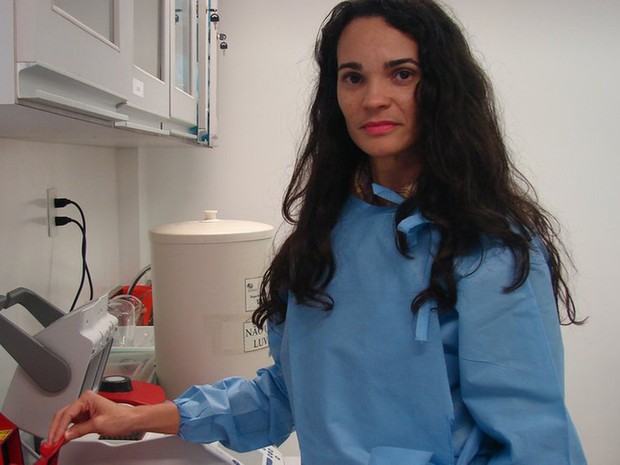 Bióloga Constância Ayres, da Fiocruz Pernambuco, investigará a eficiência do pernilongo na transmissão da Zika (Foto: Gabriela Belém/ BBC Brasil)