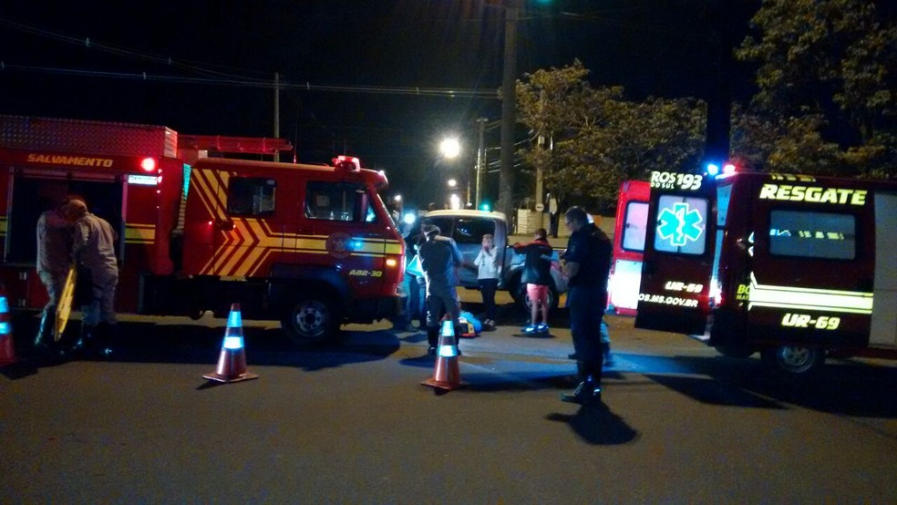 Bombeiros atenderam a ocorrência na avenida Afonso Pena (Foto: José Aparecido/TV Morena)
