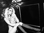 Paris Hilton sensualiza em foto nua e causa na web