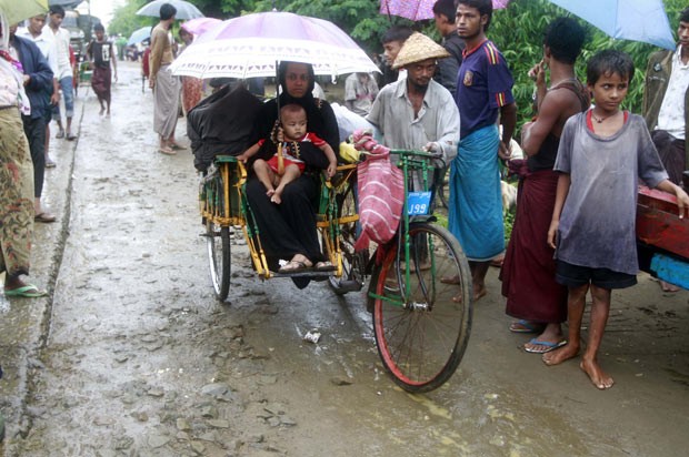 Muçulmanos rumam para campo de refugiados em Sittwe, capital do estado de Rakhine, no oeste de Mianmar, nesta quinta-feira (14) (Foto: AP)