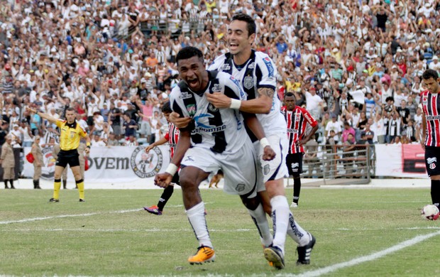 Assis marca o primeiro gol do Treze no Amigão (Foto: Leonardo Silva / Jornal da Paraíba)
