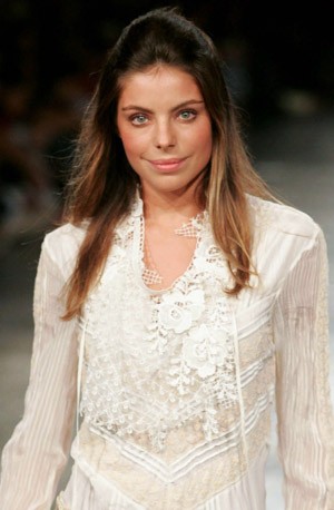 A modelo Daniela Cicarelli desfila durante a São Paulo Fashion Week em 2005 (Foto: Filipe Araújo/Estadão Conteúdo)