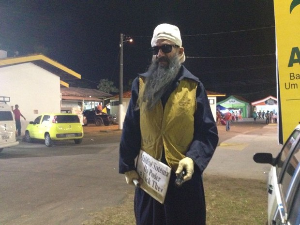 Artista expõe dizeres de protesto (Foto: Abinoan Santiago/G1)