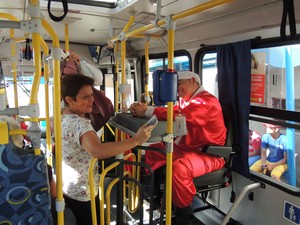Passageiros se divertem com a novidade do ônibus temático (Foto: Pedro Carlos Leite/G1)