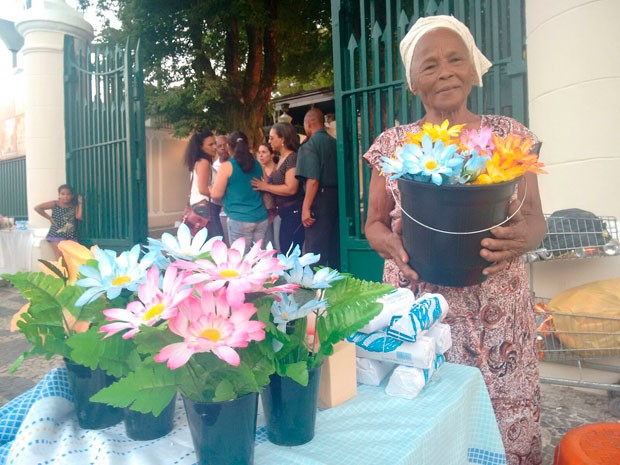 Maria Carmosina aproveita dia de finados para vender flores e velas (Foto: Alan Alves/G1)