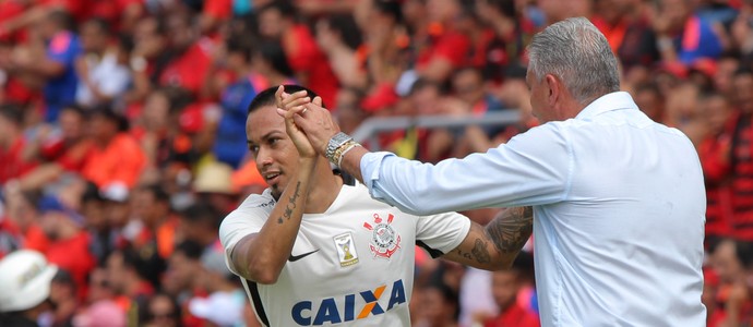 Corinthians vence a primeira fora de casa e mantém Sport na lanterna