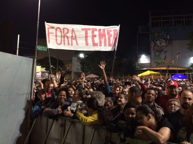 Público levou faixas contra o governo Temer na Virada Cultural (Foto: Roney Domingos/G1)