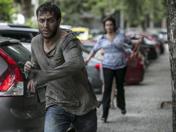 Leonardo foge ao ver Beatriz (Foto: Incio Moraes/ Gshow)