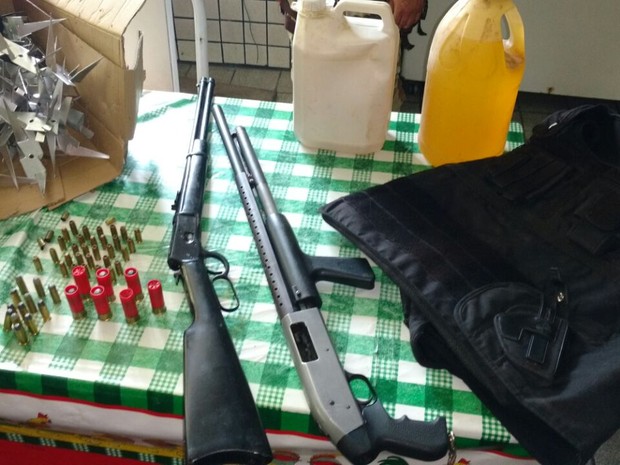Armas foram apreendidas em Brejo da Madre de Deus (Foto: Divulgação/Polícia Militar)