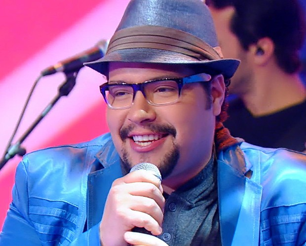 Tiago Abravanel canta no palco do Caldeirão (Foto: Caldeirão do Huck/TV Globo)