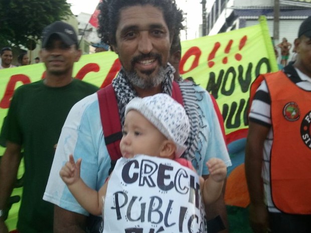 Pai leva bebê a protesto e pede creché (Foto: Flávio Antunes/G1)