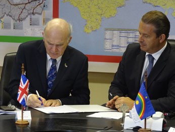 Ministro britânico de Negócio, Vince Cable, assina protocolo. (Foto: Luna Markman/G1)