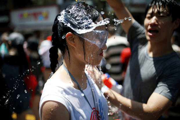 Guerra de água em Seul (Foto: Kim Hong-Ji/Reuters)