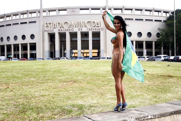 Gata do Paulistão 2012, Lorena Bueri posa em frente ao Estádio do Pacaembú (Foto: Paduardo/AgNews)