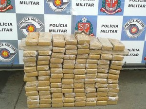 Foram apreendidos 108 tabletes de maconha, com cerca de 1 kg cada (Foto: Ynaiê Botelho/G1)