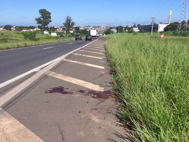 Mancha de sangue estava a 30 metros do viaduto onde rapaz foi atropelado em Americana (Foto: Cristina Maia Mitre / EPTV)