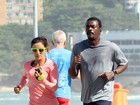 Seu Jorge corre com Fernanda Keller na orla do Leblon, no Rio de Janeiro