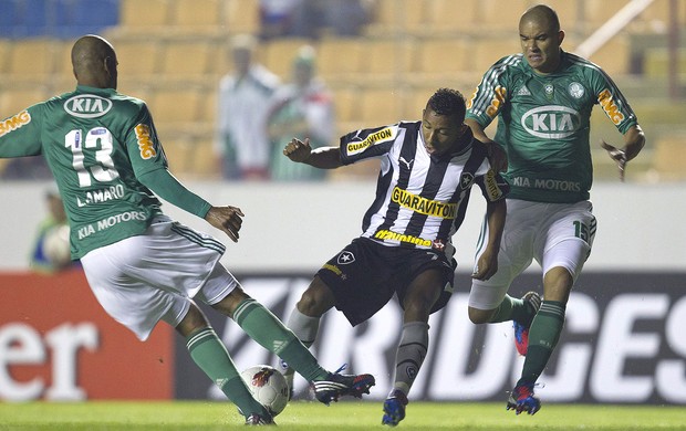 Vitor Junior, Leandro Amaro e Mauricio Ramos, Palmeiras x Botafogo (Foto: Agência EFE) Vitor Junior, Leandro Amaro e Mauricio Ramos, Palmeiras x Botafogo (Foto: Agência EFE)
