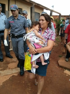 Dalvana Mendes Ferreira, mãe da criança, após reencontro (Foto: Cláudio Nascimento/ TV TEM)